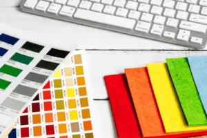 Tabela de cores sobre a mesa