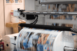 Impressora de grande formato executando trabalho de impressão